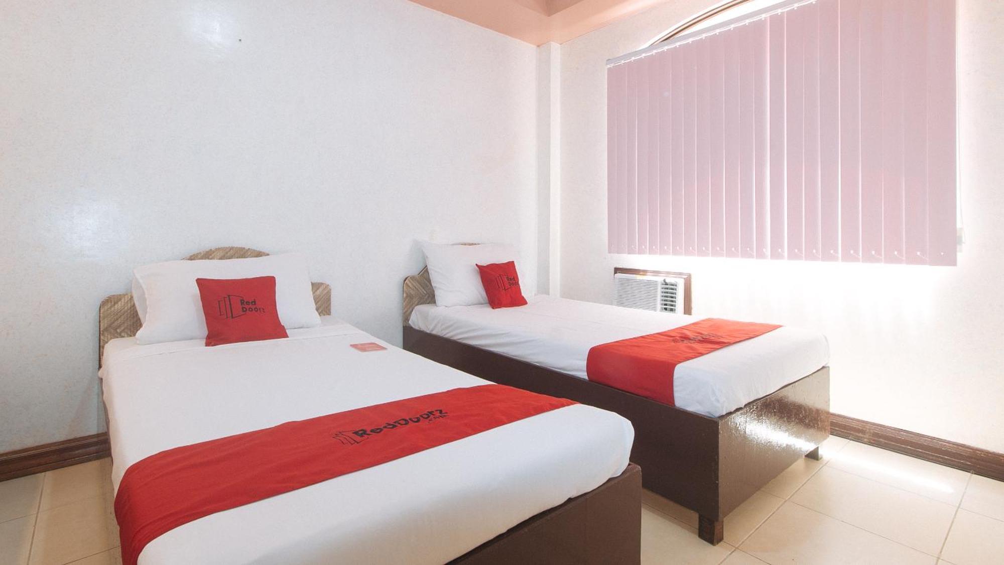 Reddoorz At Coco Grove Tourist Inn بنغلاو المظهر الخارجي الصورة