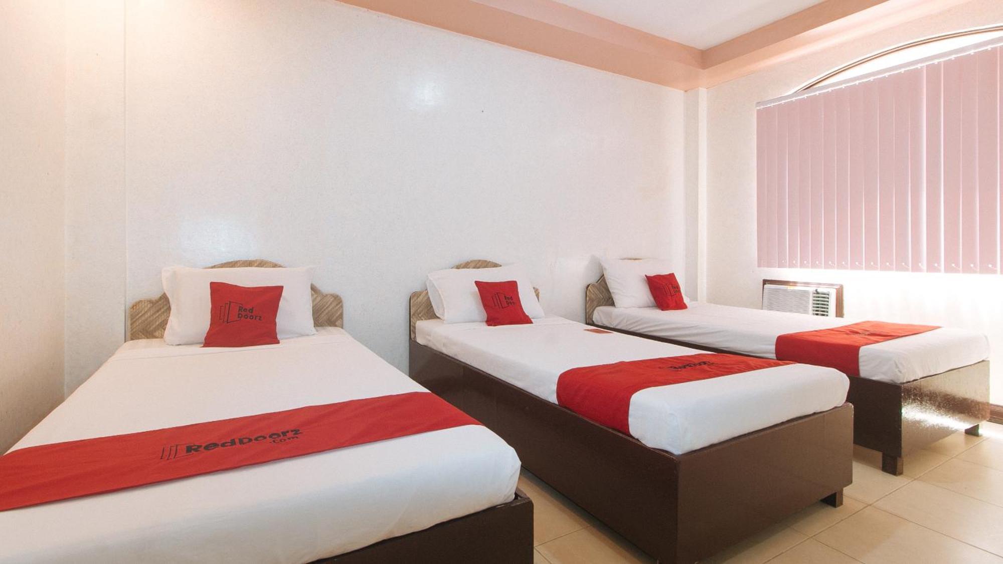 Reddoorz At Coco Grove Tourist Inn بنغلاو المظهر الخارجي الصورة