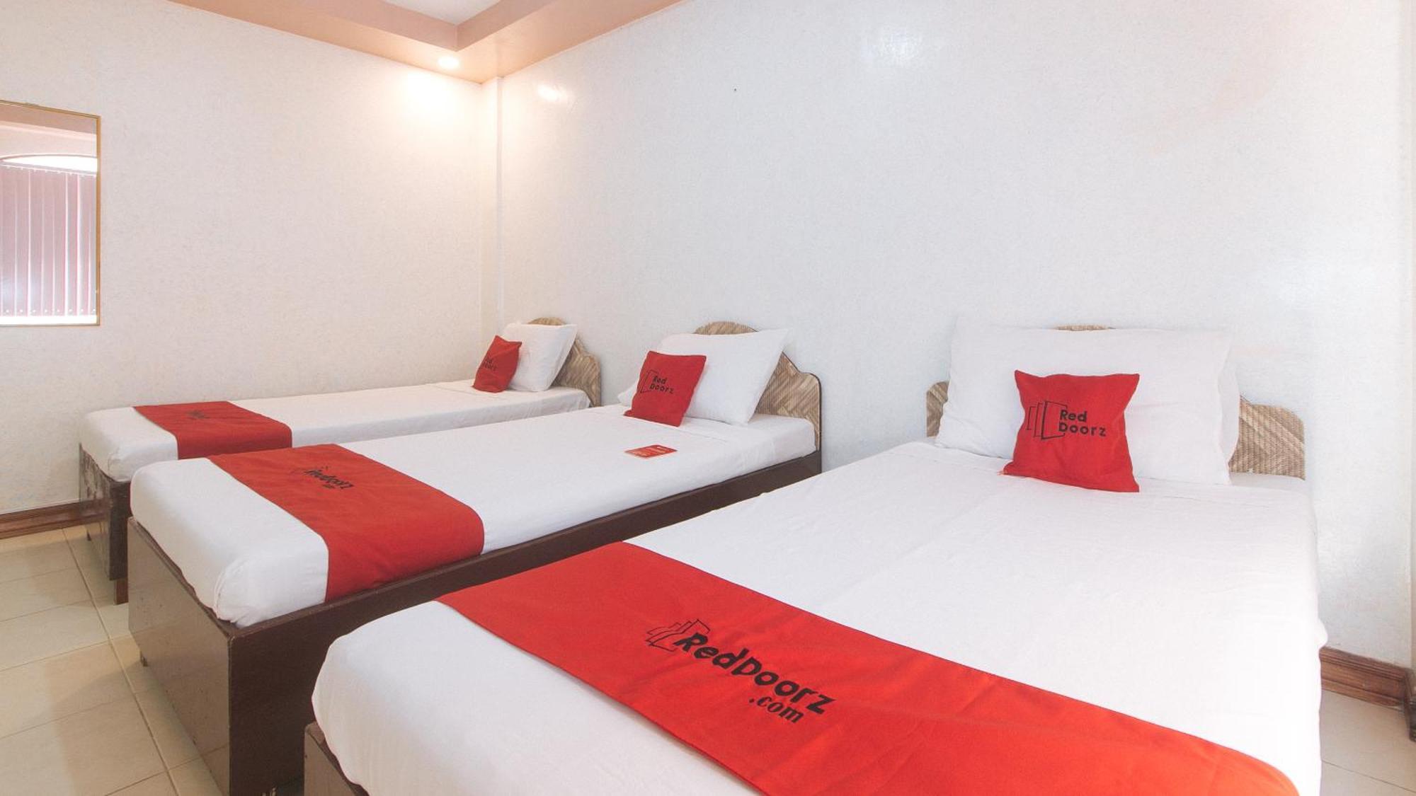 Reddoorz At Coco Grove Tourist Inn بنغلاو المظهر الخارجي الصورة