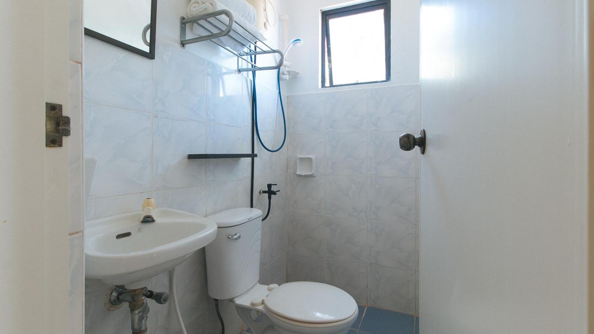 Reddoorz At Coco Grove Tourist Inn بنغلاو المظهر الخارجي الصورة