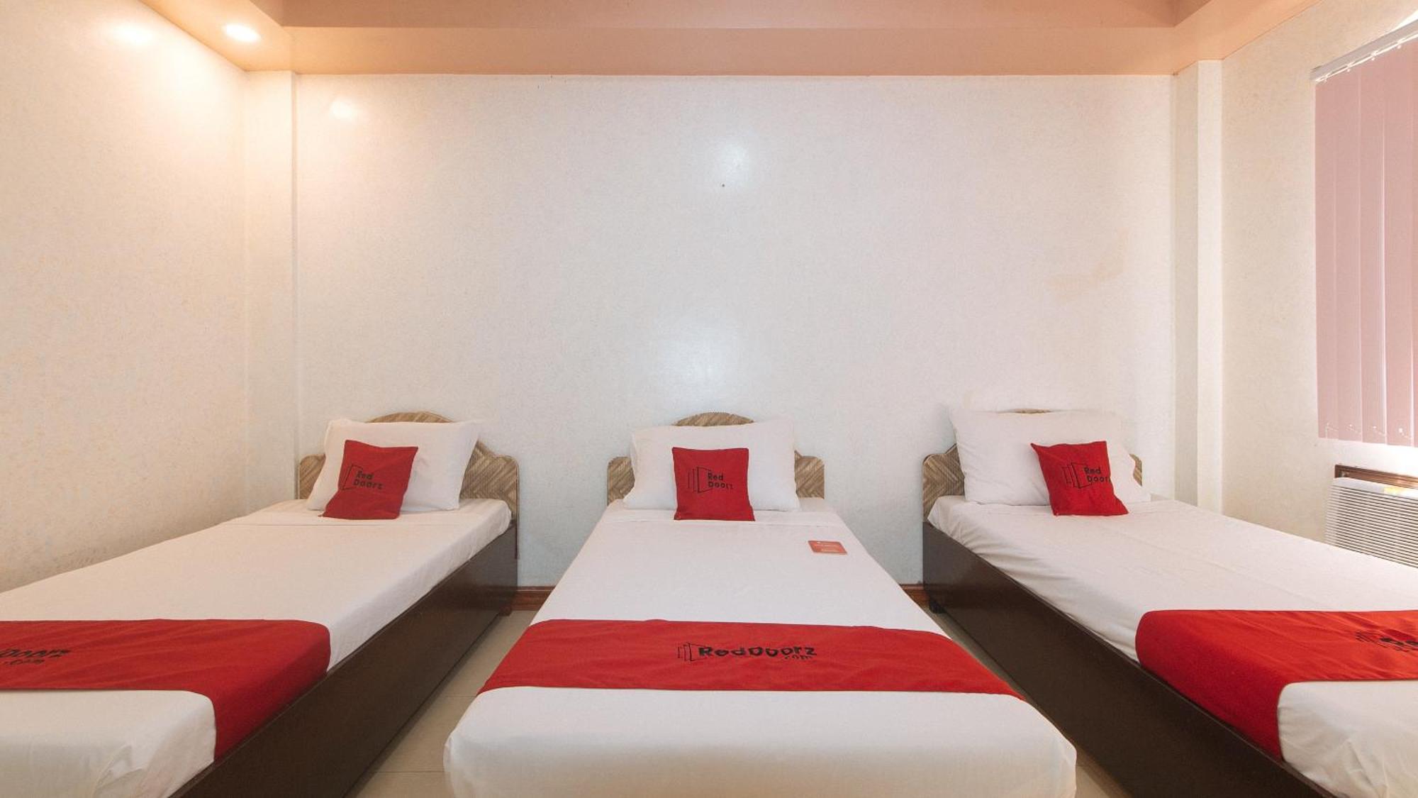 Reddoorz At Coco Grove Tourist Inn بنغلاو المظهر الخارجي الصورة