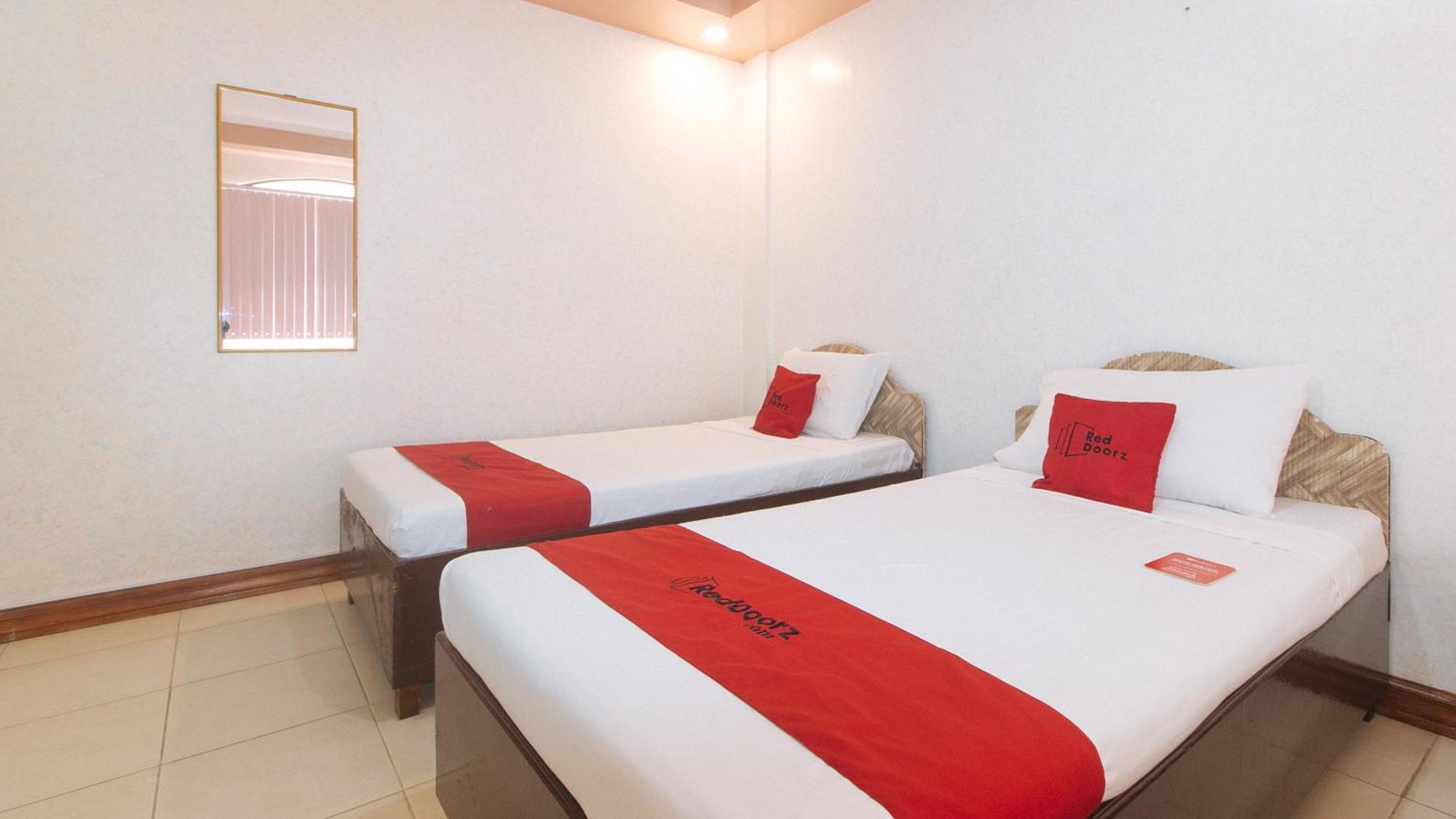 Reddoorz At Coco Grove Tourist Inn بنغلاو المظهر الخارجي الصورة